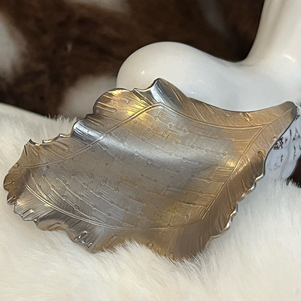 GIOVANNI Brushed Silver Tone Leaf Brooch Pin